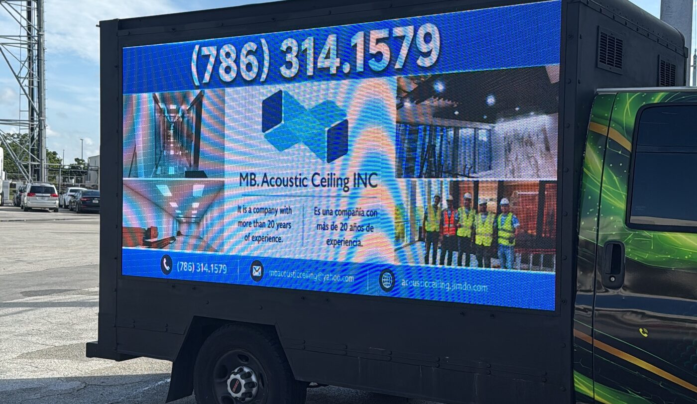Anuncio de MB Acoustic Ceiling emitido en la pantalla LED del camión