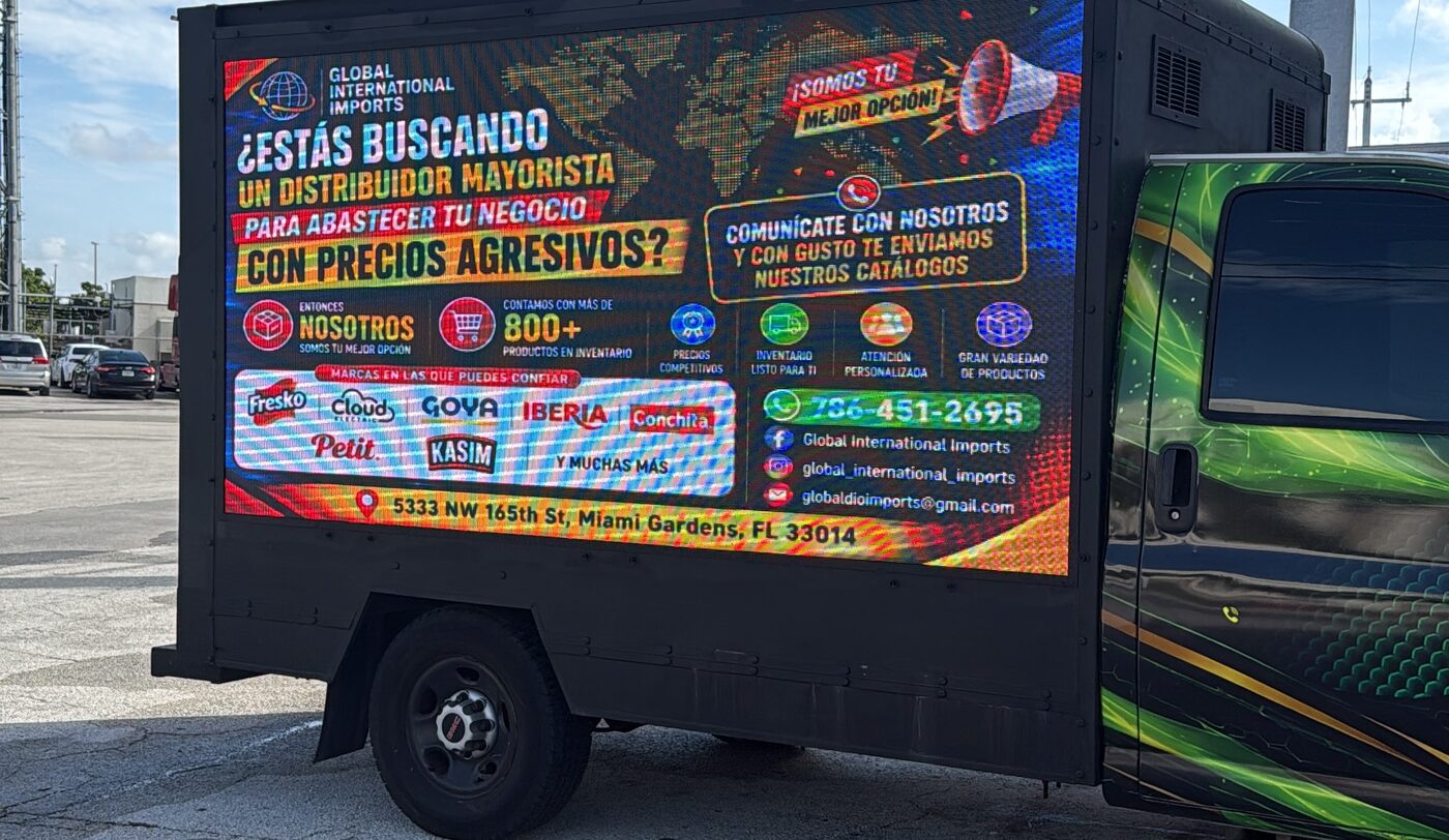 Anuncio de Global International Imports emitido en la pantalla LED del camión