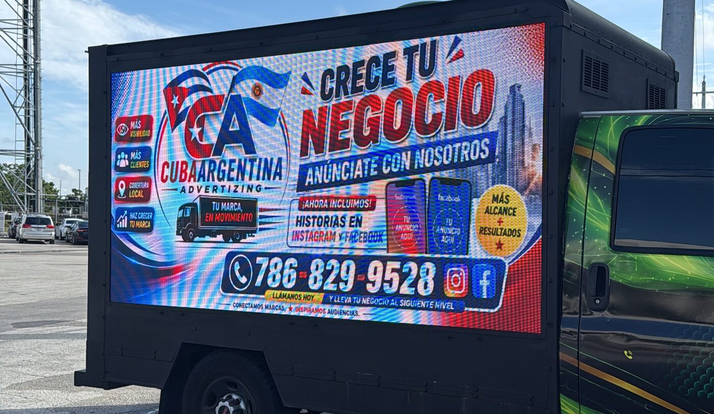 Camión de Cuba Argentina Advertizing con su propio anuncio en la pantalla LED