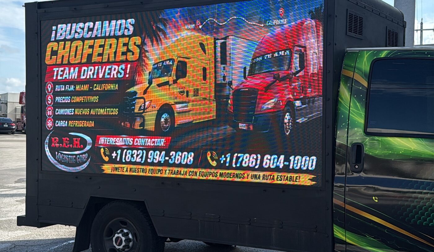 Anuncio de K.S.H. Logistic Corp emitido en la pantalla LED del camión