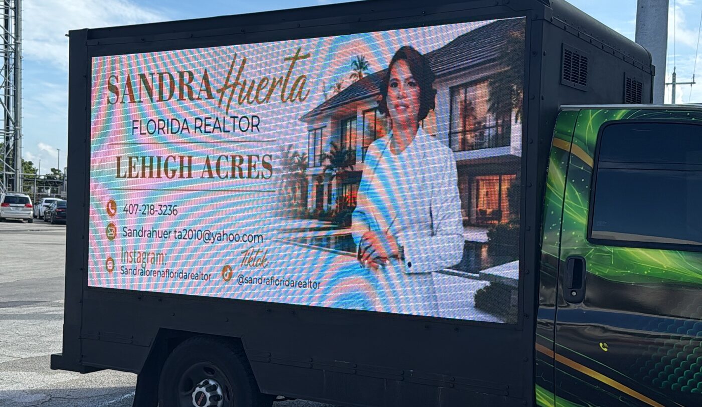 Anuncio de Sandra Huerta, Florida Realtor emitido en la pantalla LED del camión