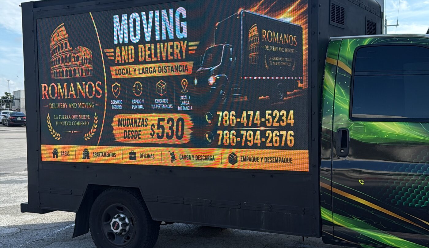 Anuncio de Romanos Delivery & Moving emitido en la pantalla LED del camión