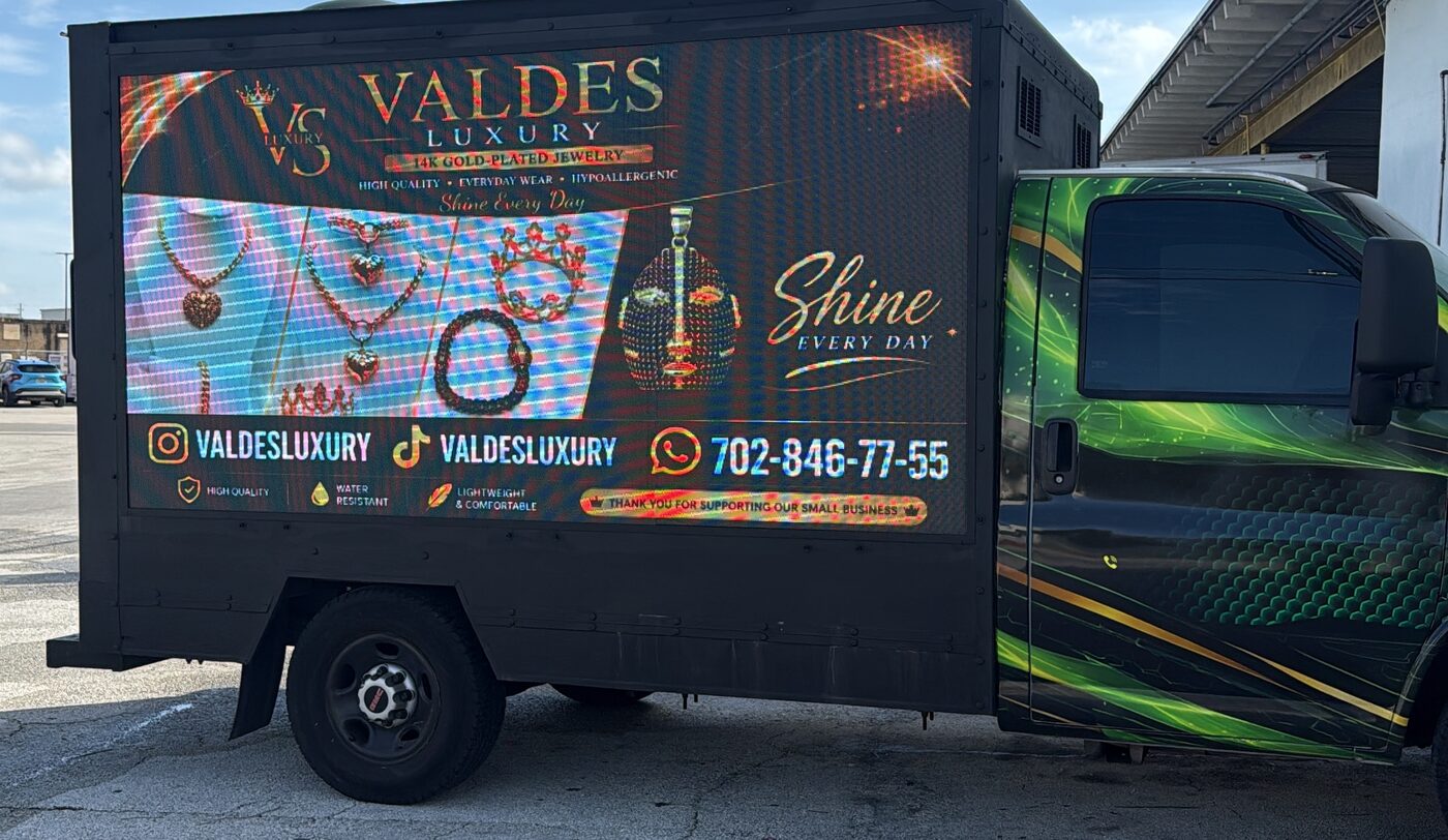 Anuncio de Valdes Luxury emitido en la pantalla LED del camión